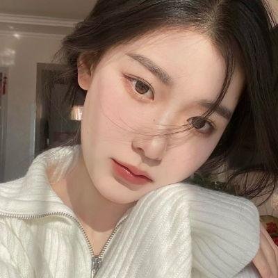 她比春色更怡人